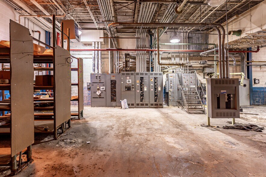 More Photos Of 200 Universal Dr, Centerville Distribution For Lease