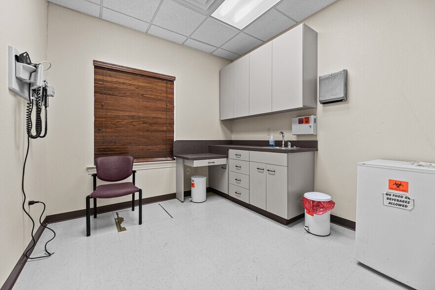 More Photos Of 1115 Kinwest Pky, Irving Medical For Lease