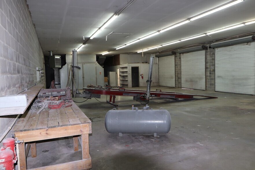 More Photos Of 404 S Green St, Dalton Flex For Sale