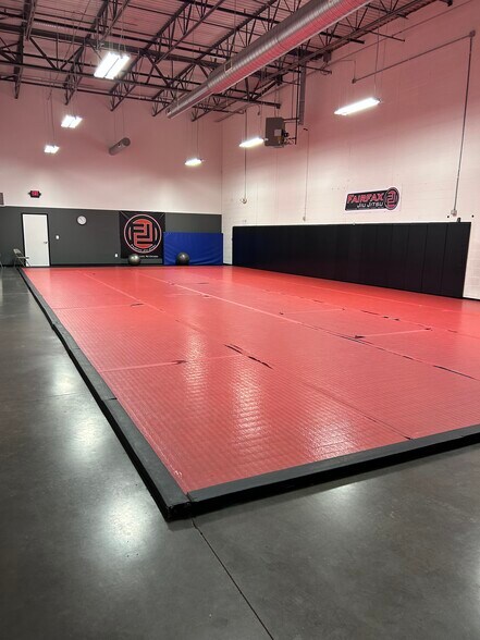 More Photos Of 14101-14121 Mariah Ct, Chantilly Light Manufacturing For Lease