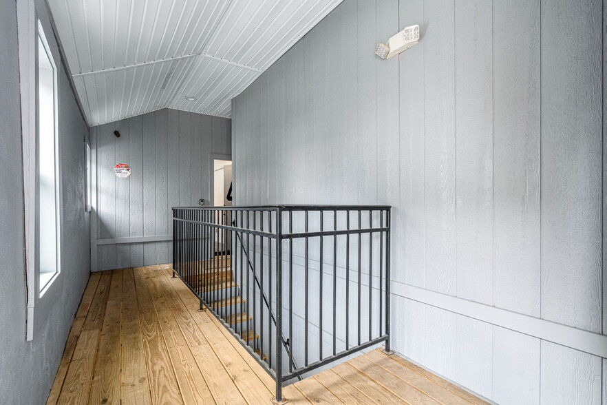 More Photos Of 207 Bank St, New Albany Apartments For Sale