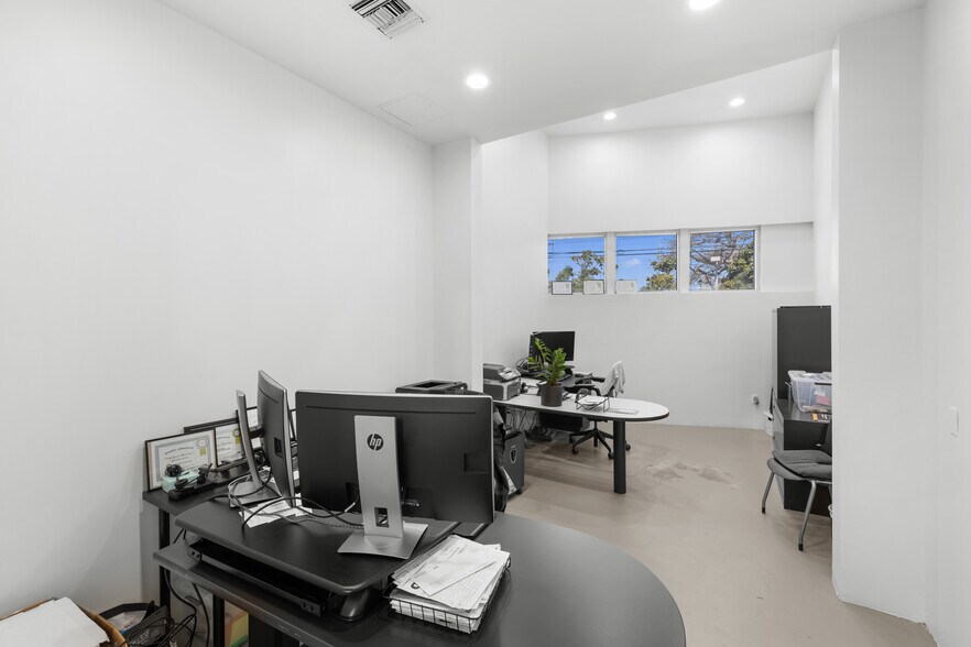 More Photos Of 1500 Olympic Blvd, Santa Monica Loft Creative Space For Lease