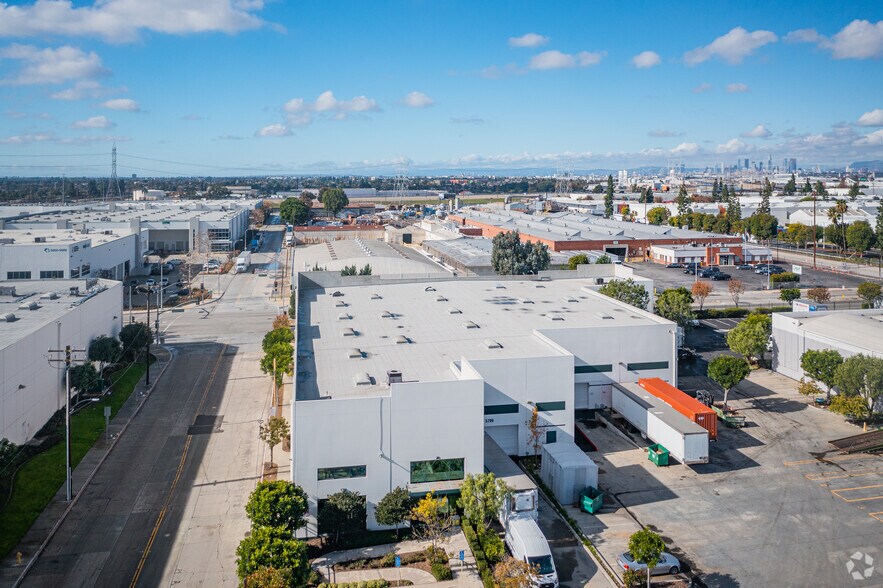 More Photos Of 5709 E 61st St, Commerce Warehouse For Lease