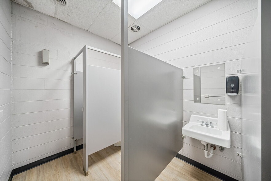 More Photos Of 201 W Poplar St, San Antonio Medical For Sale