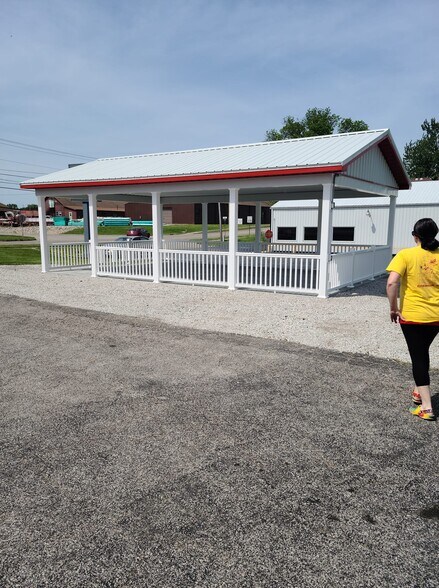 More Photos Of 902 E Main St, Robinson Restaurant For Sale