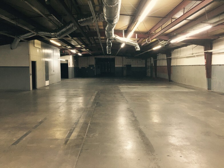 More Photos Of 5412-5414 N Rockwell Ave, Bethany Warehouse For Lease