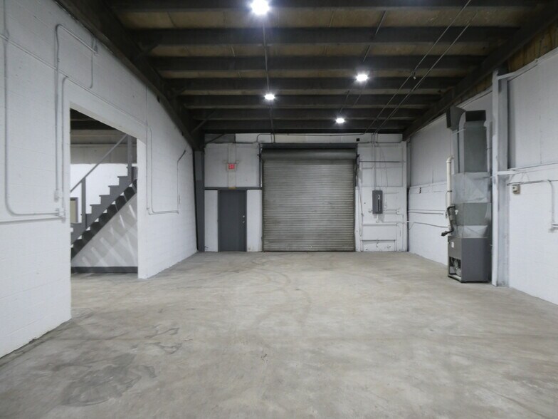 More Photos Of 425 N Grove St, Berlin Warehouse For Lease