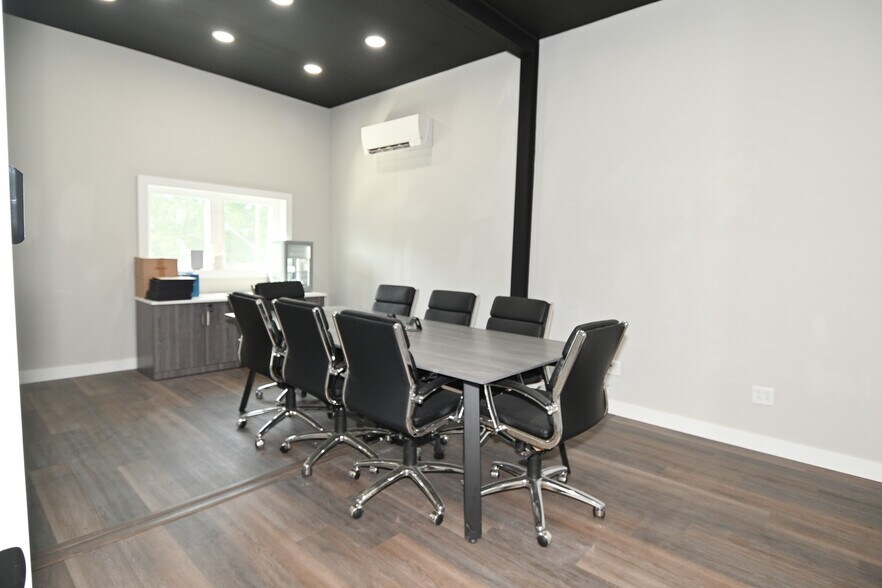More Photos Of 1819 E Morgan St, Martinsville General Retail For Sale