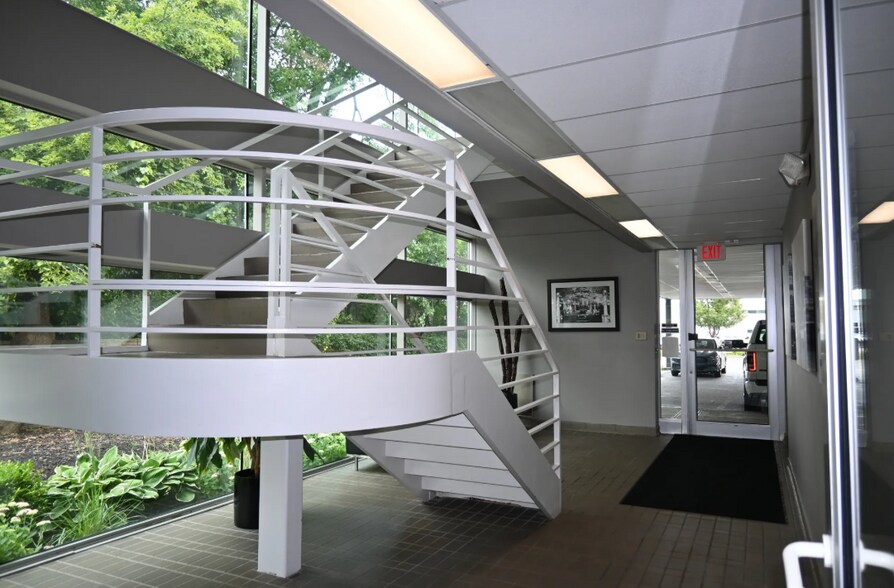 More Photos Of 1133 E Maple Rd, Troy Office For Sale