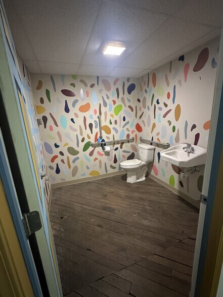 More Photos Of 1972 Central Ave, Cincinnati Flex For Lease