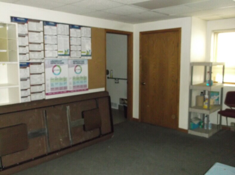 More Photos Of 2750 Universal St, Oshkosh Warehouse For Lease