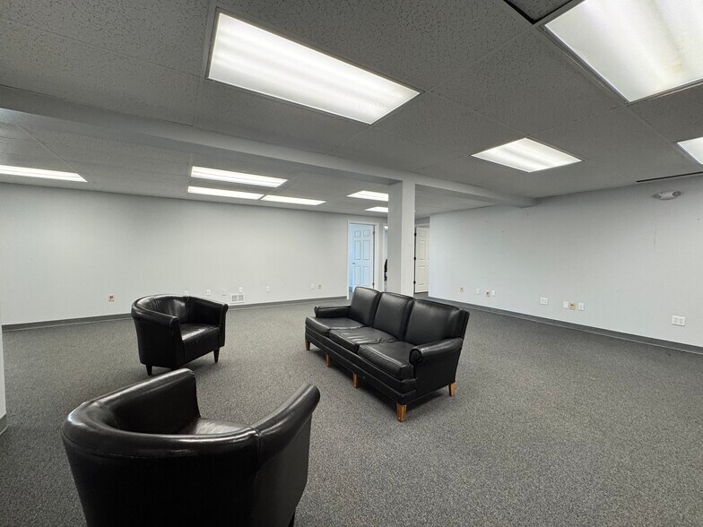 More Photos Of 8123 Grand River Rd, Brighton Medical For Lease