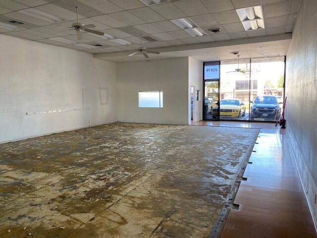 More Photos Of 22864-22898 Ventura Blvd, Woodland Hills Storefront For Lease
