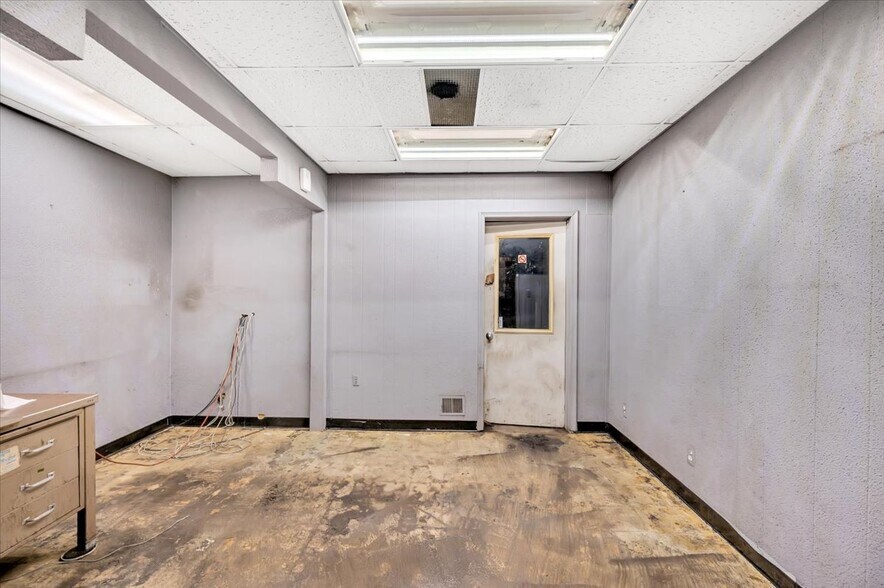 More Photos Of 8820 Lyndon St, Detroit Manufacturing For Sale