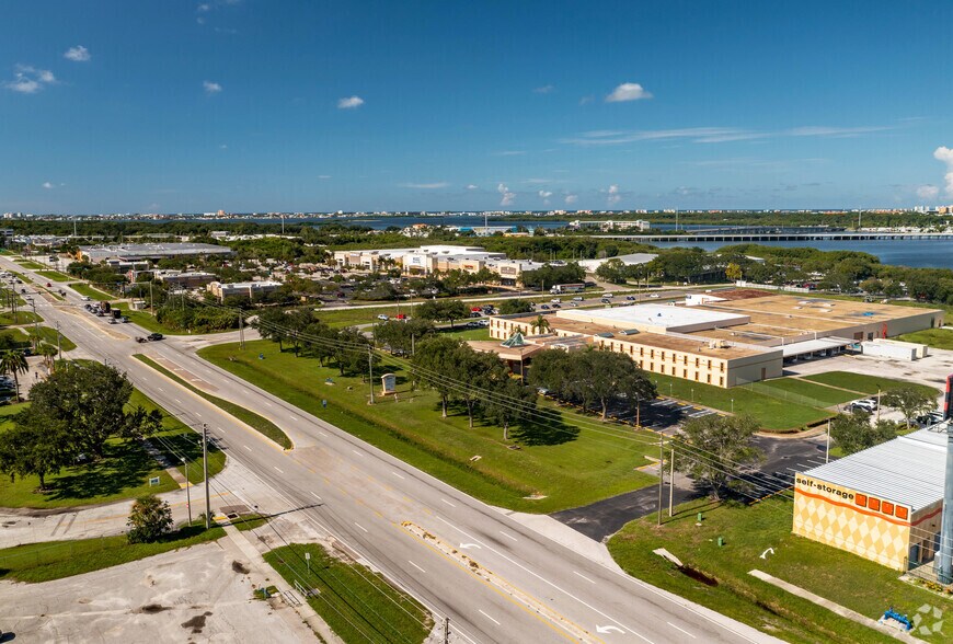 More Photos Of 5000 Park St N, Saint Petersburg Flex For Lease