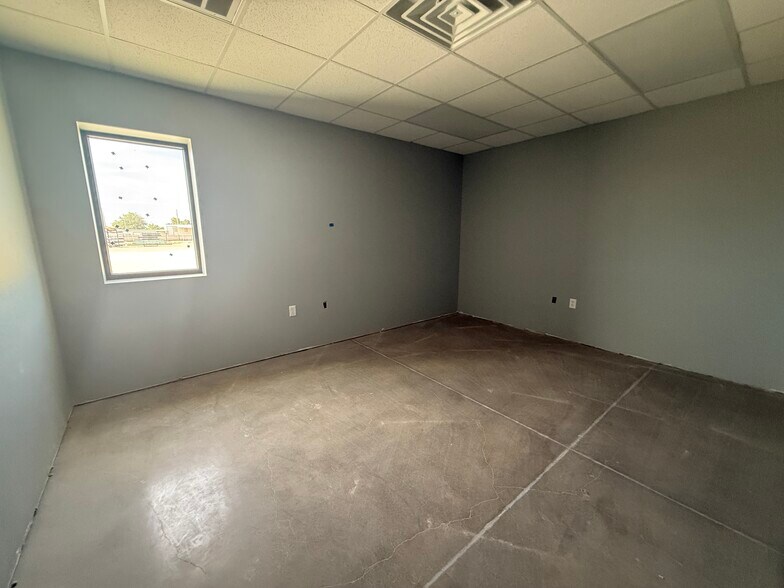 More Photos Of 1602 S Midkiff Rd, Midland Warehouse For Lease