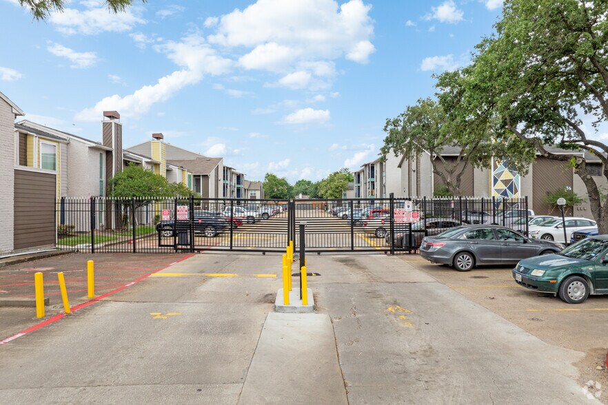 More Photos Of 8600 S Course Dr, Houston Apartments For Sale
