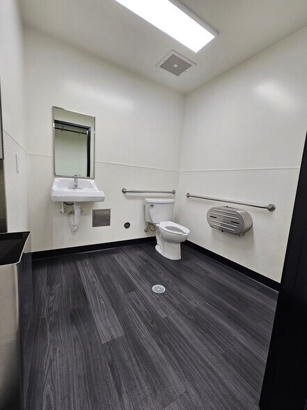 More Photos Of 325 N Shepard St, Anaheim Warehouse For Lease