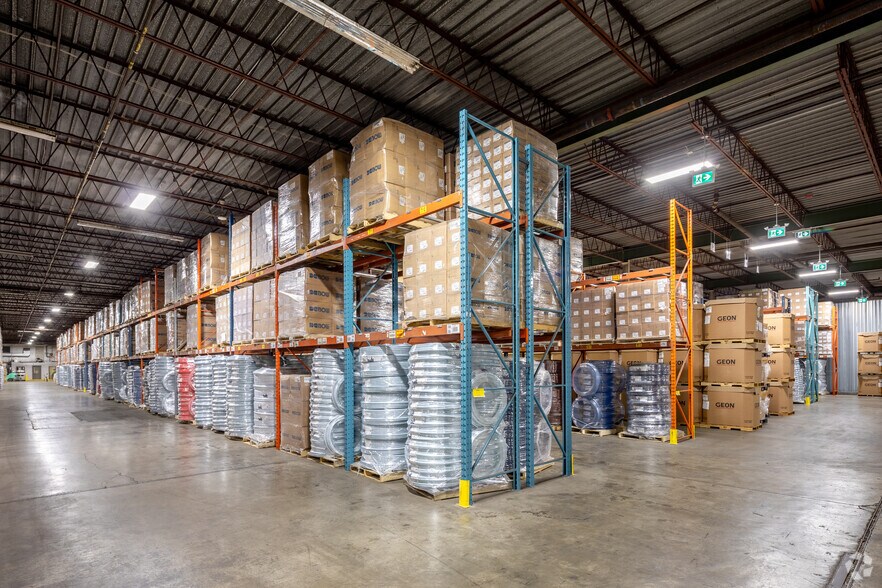 More Photos Of 677 Rue Douville, Granby Warehouse For Lease