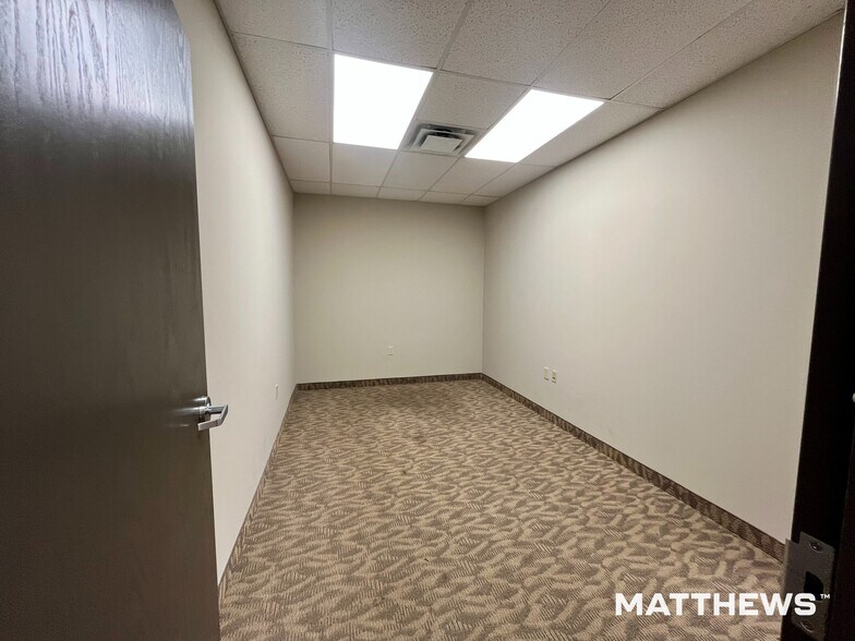 More Photos Of 1000 Taylor Station Rd, Gahanna Light Distribution For Lease