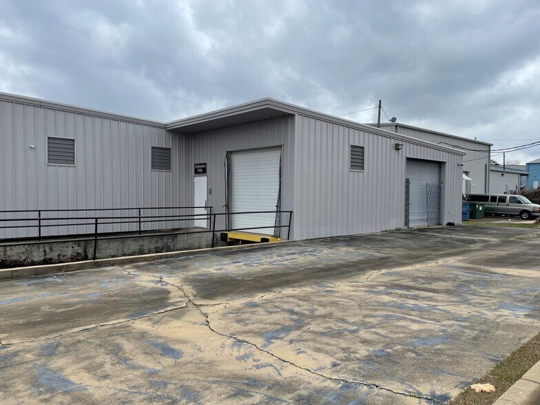 More Photos Of 860 Centre St, Ridgeland Flex For Lease