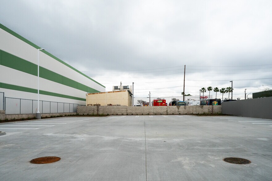 More Photos Of 3071 E Coronado St, Anaheim Warehouse For Lease