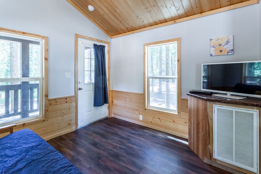 More Photos Of 500 Dodge Ridge Rd, Pinecrest Hotel For Sale