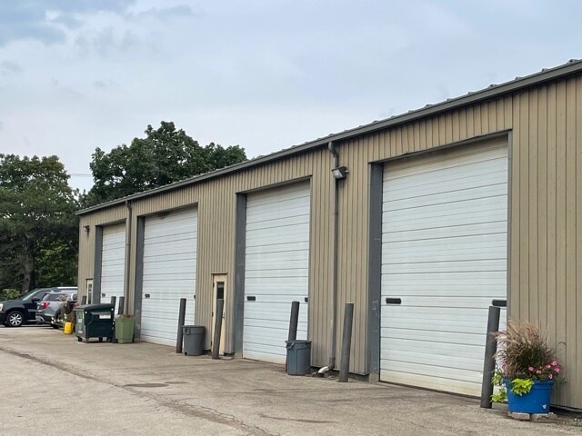 More Photos Of 28846 N Nagel Ct, Lake Bluff Warehouse For Lease