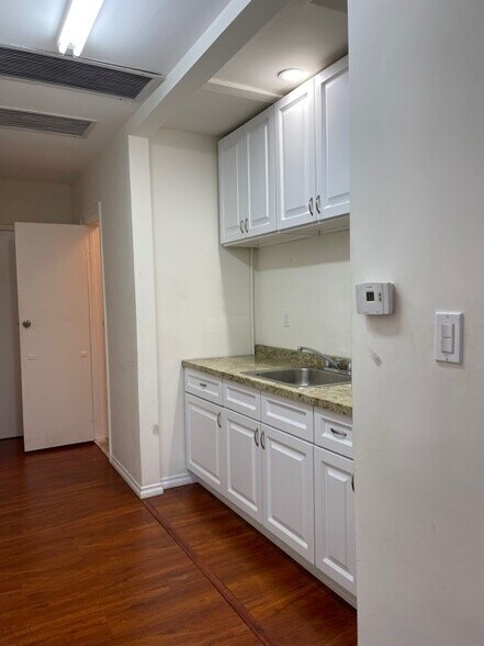 More Photos Of 1017-1019 S La Brea Ave, Los Angeles Medical For Lease