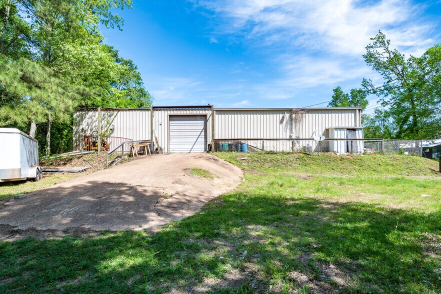 More Photos Of 910 E Church St, Livingston Service For Sale