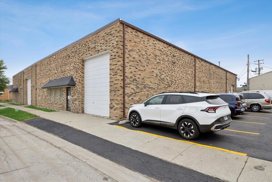 More Photos Of 4205-4215 Lawndale Ave, Lyons Manufacturing For Sale
