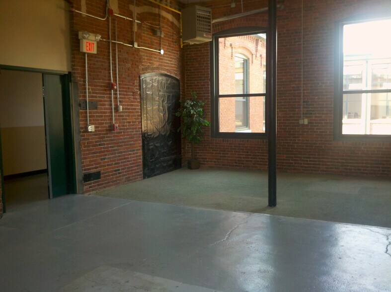 More Photos Of 119R Foster St, Peabody Light Distribution For Lease