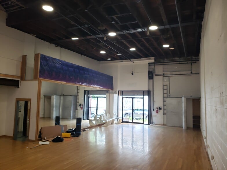 More Photos Of 21-38 44th Rd, Long Island City General Retail For Lease