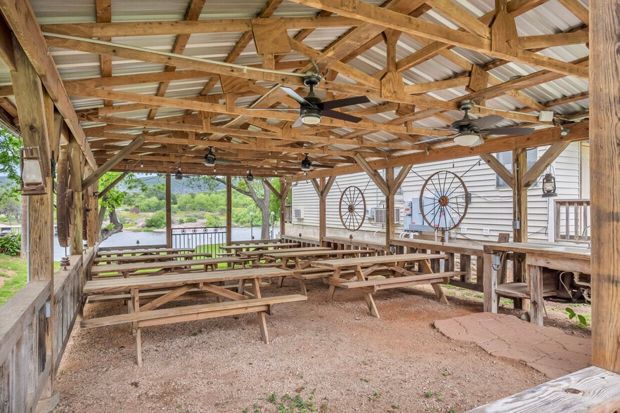 More Photos Of 408 Clen Oak Pkwy, Burnet Hospitality For Sale
