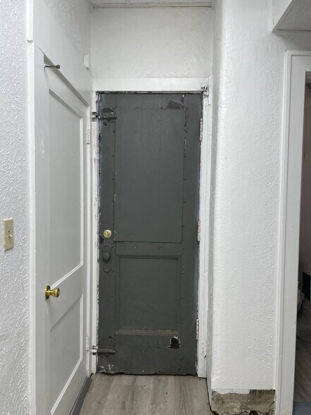 More Photos Of 1310 Central Ave, Middletown Storefront Retail Office For Lease