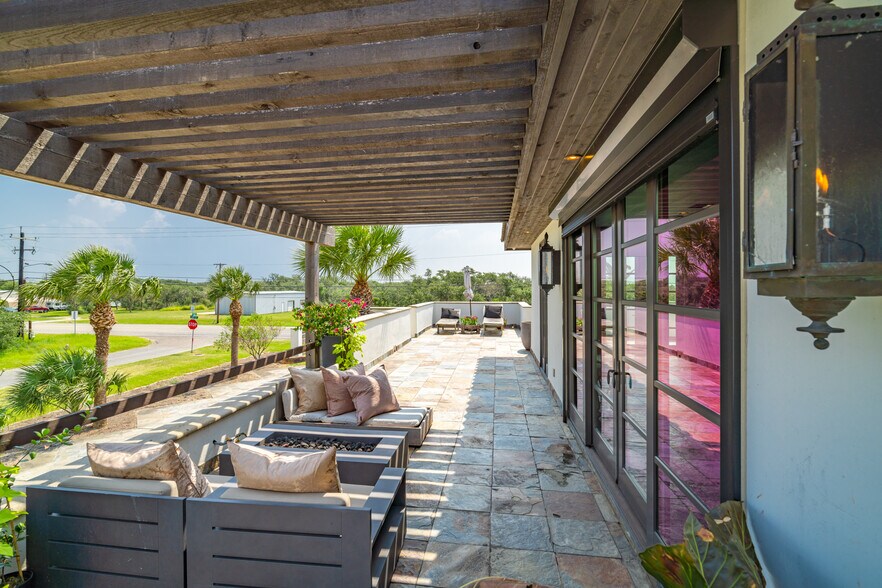 More Photos Of 1703 Highway 35 S, Rockport Office Residential For Lease