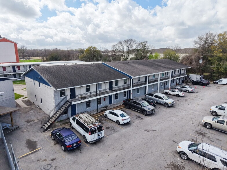 More Photos Of 8700 Gulf Fwy, Houston Apartments For Sale