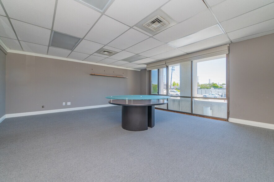 More Photos Of 711 W 17th St, Costa Mesa Light Manufacturing For Lease