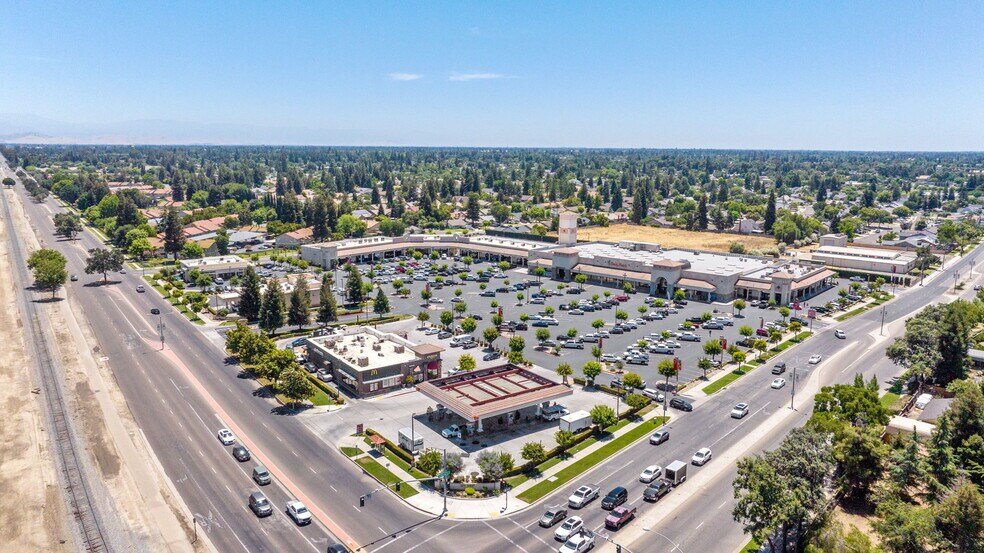 Primary Photo Of 5103 W Goshen Ave, Visalia Restaurant For Lease