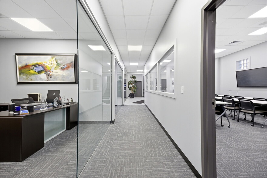 More Photos Of 326 SE Douglas St, Lees Summit Office For Sale