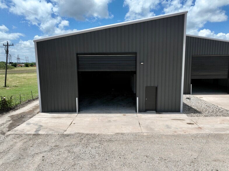 More Photos Of 4528 S Interstate 35, Alvarado Warehouse For Lease