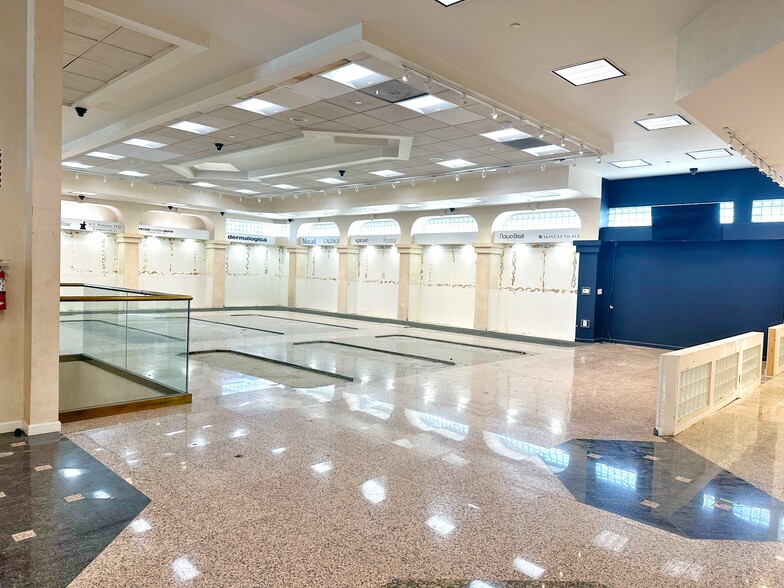 More Photos Of 12640 Riverside Dr, Valley Village Storefront Retail Office For Sale