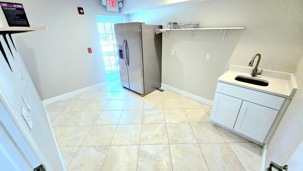 More Photos Of 317 W Pine Ave, Anna Maria Storefront Retail Residential For Lease