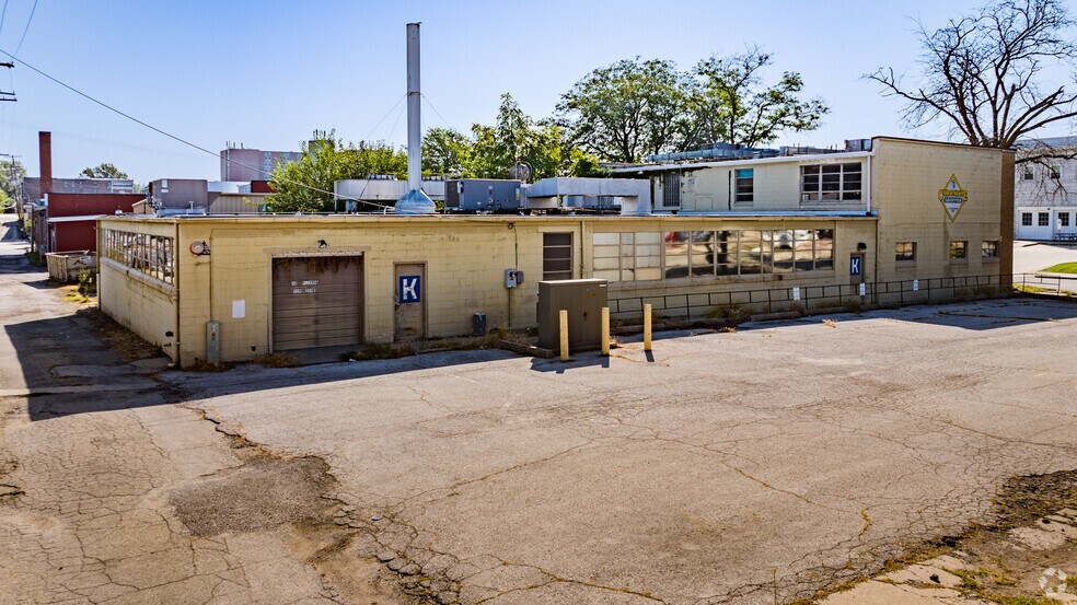 More Photos Of 422 Seneca St, Leavenworth Flex For Sale