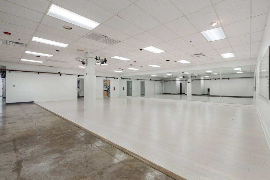 More Photos Of 13702 Gamma Rd, Dallas Light Manufacturing For Sale