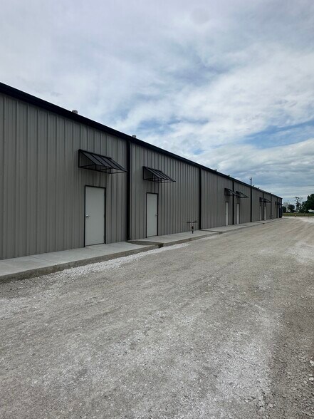 More Photos Of 296 S Barrington Rd, Tontitown Showroom For Lease
