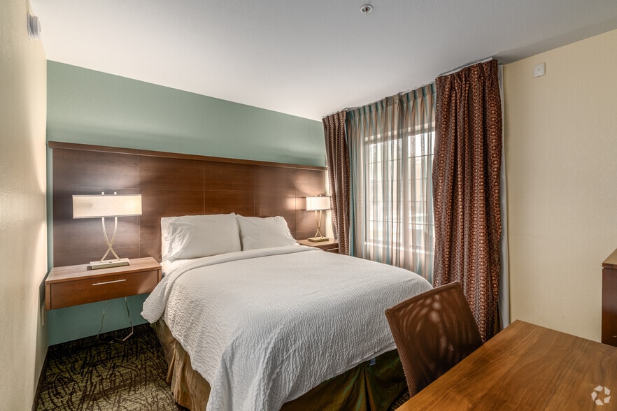 More Photos Of 520 I-35, Round Rock Hotel For Sale