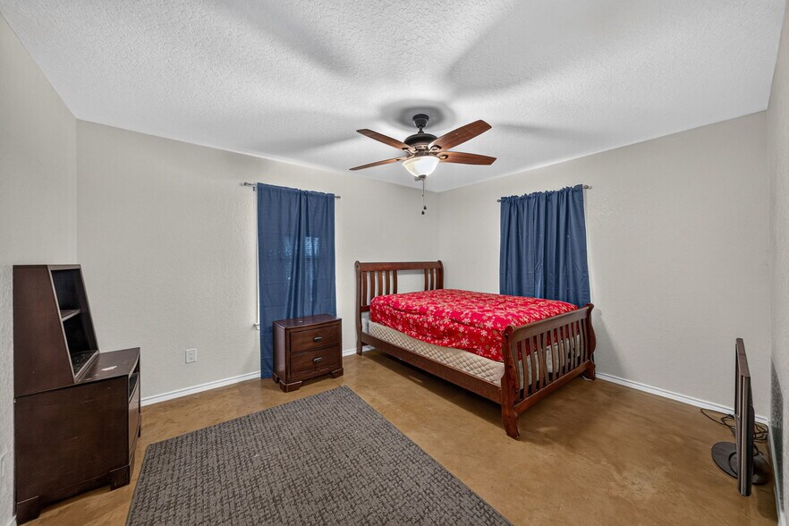 More Photos Of 4044 W FM 476, Poteet Flex For Sale