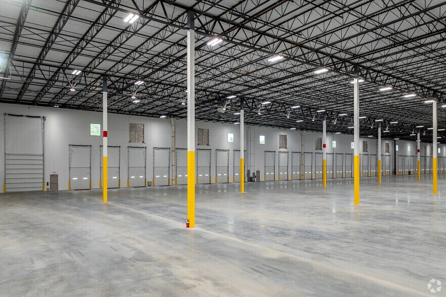 More Photos Of 7995 Bowen Road, Palmetto Distribution For Lease