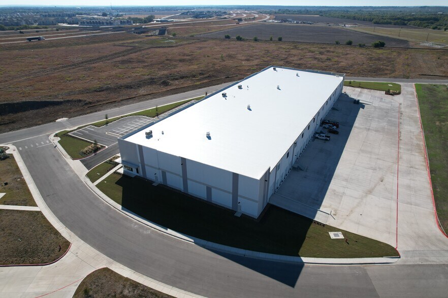 More Photos Of 2605 Dewitt St, Lockhart Distribution For Lease